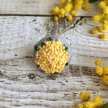 ころんとかわいい手刺繍ミモザブーケのブローチ　リネン　ミモザ