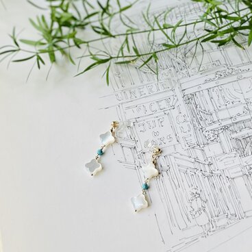 清楚な大人可愛い マザーオブパールとターコイズのノンホールピアス