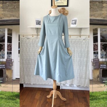 爽やかなスモーキーブルーのフレアワンピース『リリー』シンプル・七分袖・ロング