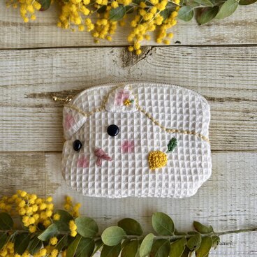 大人かわいいミモザと猫ちゃんの小さめポーチ　ワッフル生地　コットンリネン　ミモザ　ポケットティッシュサイズ　小物入れ