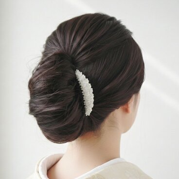 【夜会巻きに】  ヘアコーム 白桜 / フォーマル 入学式 結婚式 黒留袖 留袖 着物 和装 ママ 母親  白色 髪飾り