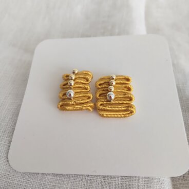 行ったり来たりなピアス