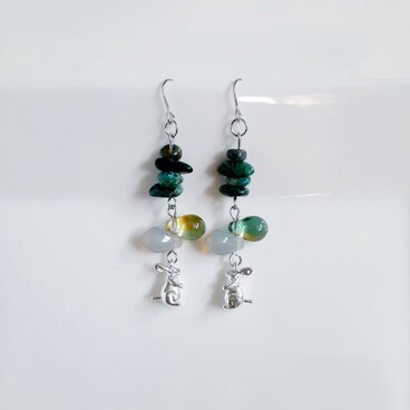 小さいうさぎちゃんが可愛く揺れる☆クリソコラとぷっくりしずくビーズのピアス