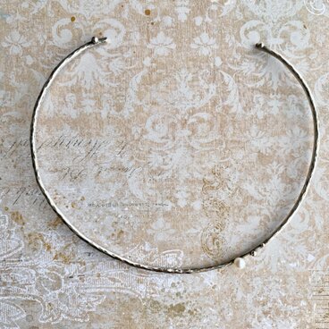 パールを添えたシルバーネックカフ