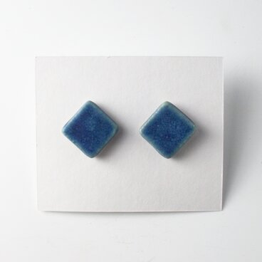 陶器のピアス＜スクエアブルー＞