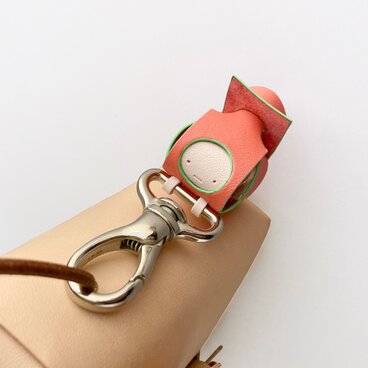 なんか頑張りたくなる革のバッグチャーム【hanger / はんがー】（コーラルピンク×アップルグリーン×ペールピンク）