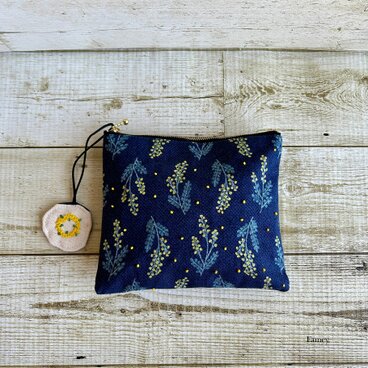 大人かわいいミモザ柄と手刺繍ミモザリースのフラットポーチ　コットン　ミモザ　小物入れ　春