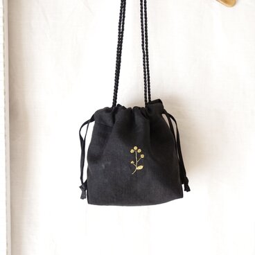 ベルギーリネンのワンポイント刺繍の巾着ポーチ(gold)