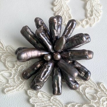 淡水ケシ真珠のブローチ・チャコールグレイ