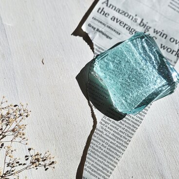 ガラスのペーパーウエイト