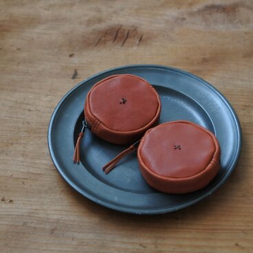 革のあんぱんポーチ