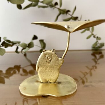 受注制作「蓮の葉の傘をもったクマさん」小さな真鍮オブジェ