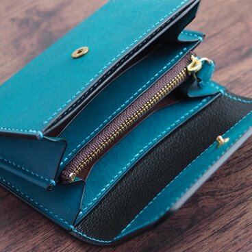 総手縫い│イタリアンレザーマルゴーとアメ豚使用のハーフウォレット