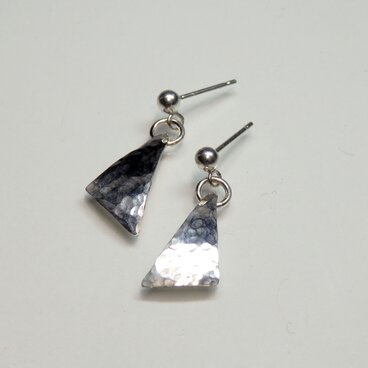 鎚目トライアングル　彫金ピアス