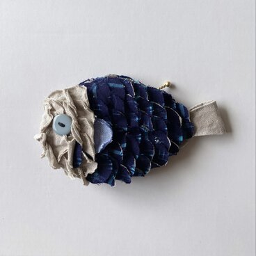 手縫いで仕上げた　ぬいぐるみみたいなリネンの魚ちゃんポーチ　no.225