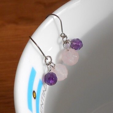 ローズクォーツとアメシストのラウンドカットピアス