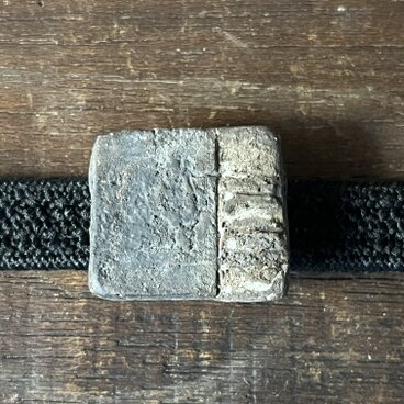 帯留　or ブローチ　黒釉&黒泥彩　襞  (25060)