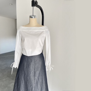 オフショルダーで程よい甘さと上品なデザイン