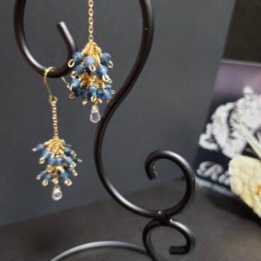 (天然石)サファイアとホワイトトパーズのじゃらじゃらピアス