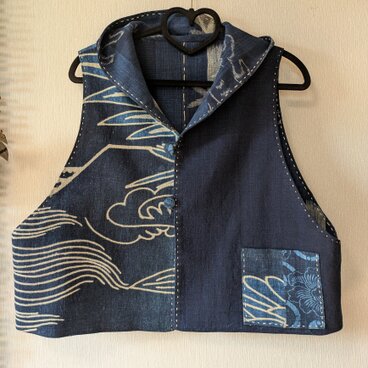 古布リメイク　リバーシブルミニフード　ゆったり幅ベスト　筒描き　藍染　古布　着物リメイク　絵絣