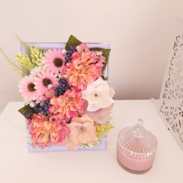 大きなダリアと小花のブルーフレームアート