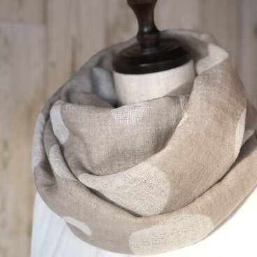 ふわり❣️ウールガーゼの二重巻きスヌード❤️水玉ジャガード（サンドベージュ×パーチメント）