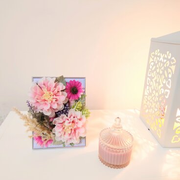 ダリアと小花のラベンダー色のフレームアート