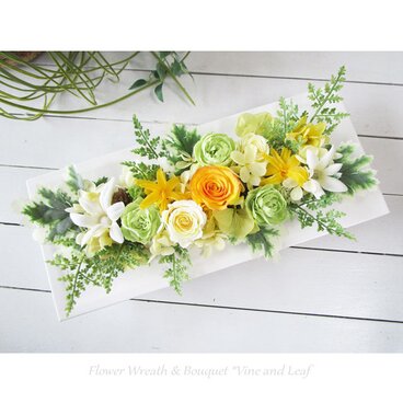 プリザーブドフラワーの白いウッドフレームＬ～そのまま飾れるクリアケース入り[Fa25005]