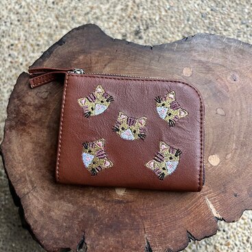 L字ファスナーミニ財布（茶の革に茶トラ猫の刺繍）02014-14