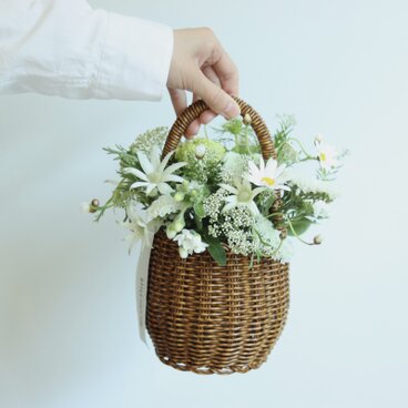 カゴのフラワーアレンジメント　　誕生日　　