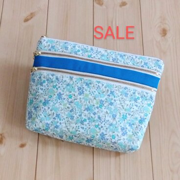 【在庫SALE】4段ファスナーポーチ　可愛く便利　小花柄　20cmバッグインバッグ　ブルー　　307