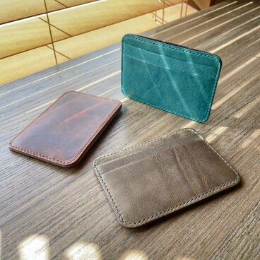 《３ポケット／バイカラー》レザーカードホルダー（アマゾニア）