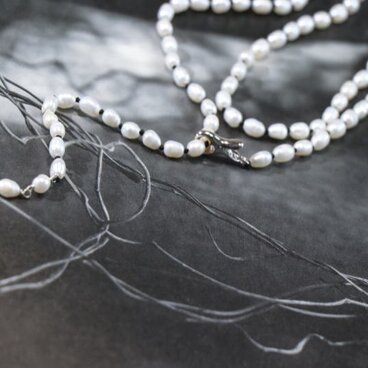 175センチのパールとブラックコードの調整できるネックレス