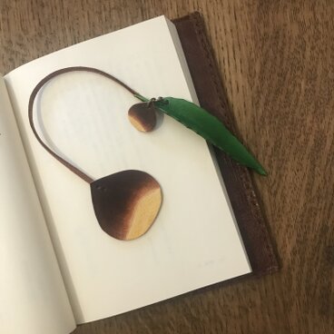 再販　本革 栗の揺れるブックマーク