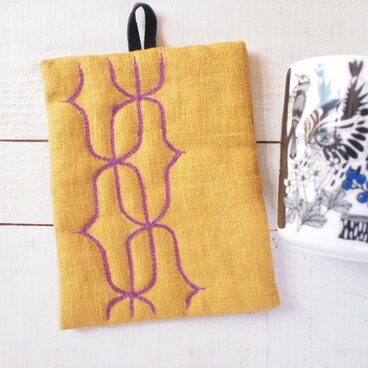 アイヌ刺繍　　リネンとレザーの鍋つかみ/鍋敷　紫の糸を使って
