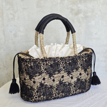 レースを纏ったシーグラスのカゴバッグ・オーバル黒タッセル