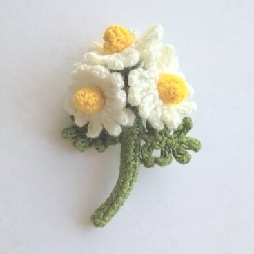 お花の編みブローチ　デイジー