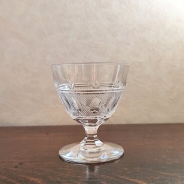 ヴィンテージ　アンティーク　安定感のあるクリスタルワイングラス　ダイヤモンドカット　高8.5㎝【YG70】