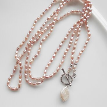 照りのよいライトピンクの小粒淡水パールのチャームつきロングネックレス