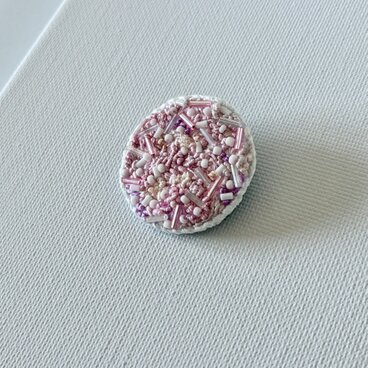 "hanaakari  花明かり"　刺繍丸ブローチ