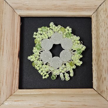 新緑のブローチ