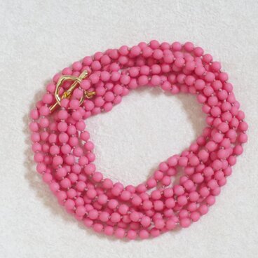 ローズピンクのネックレス　オールノット仕上げ