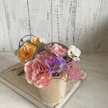 木製ポット　ピンククリーム　カーネーションのアレンジメント・・・５月１１日母の日まで送料無料