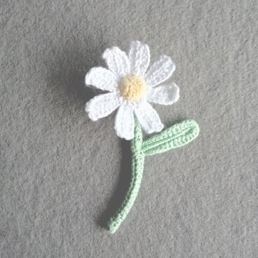 お花の編みブローチ　デイジー