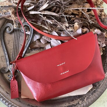 栃木レザーショルダーバッグ　クラシックレッド