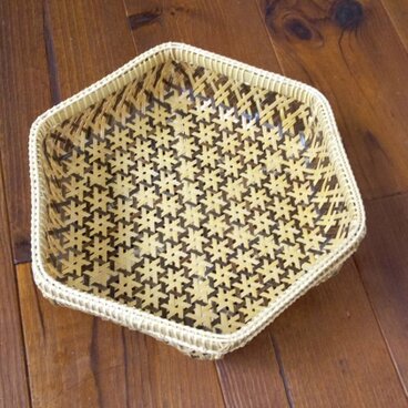 黒竹の鉄線模様編みカゴ（台座付き）