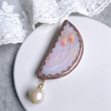 チューリップとコットンパールのブローチ　ステンドグラスブローチ