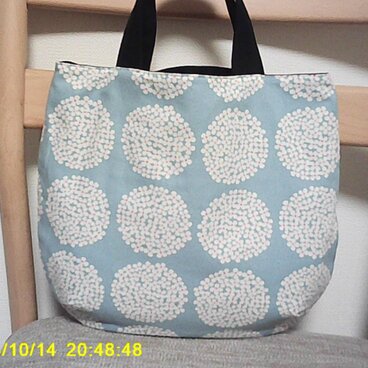 キャンパス生地１０番・水色系地のホワイトフラワー柄＊手提げ