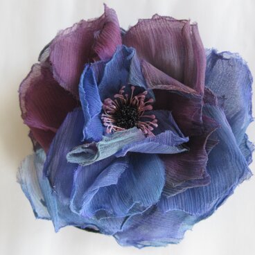 シルクの青紫バラコサージュ
