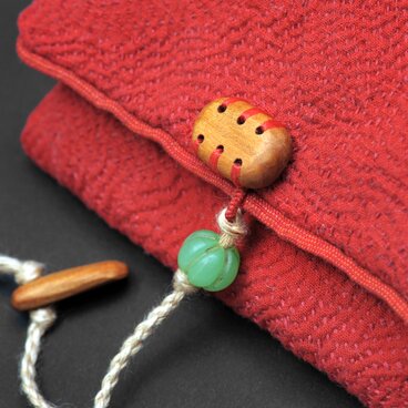 布と糸と木と、ガラスと（赤の小物入れ）